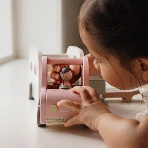 Giocattolo in legno Little Dutch - Macchina con roulotte e personaggi