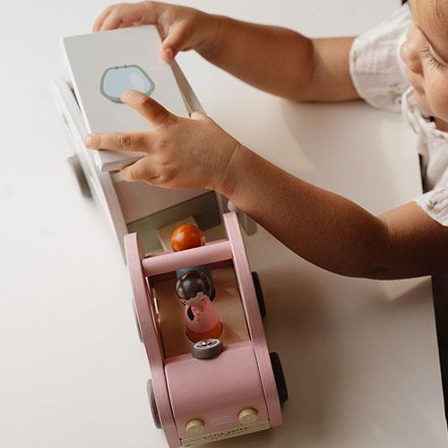 Giocattolo in legno Little Dutch - Macchina con roulotte e personaggi