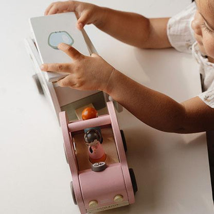 Giocattolo in legno Little Dutch - Macchina con roulotte e personaggi