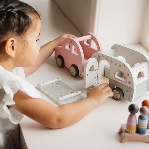 Giocattolo in legno Little Dutch - Macchina con roulotte e personaggi